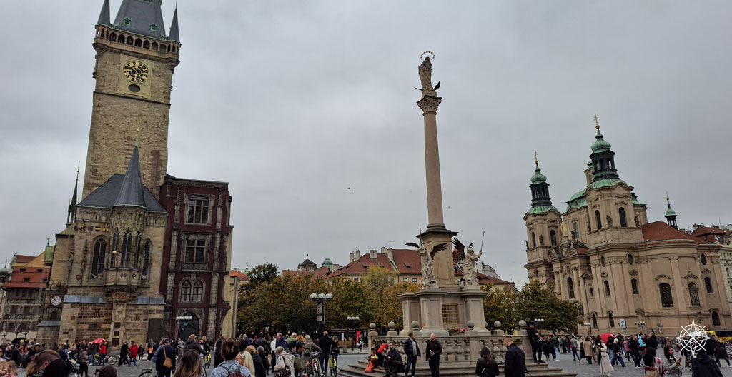 Panorama Pragi z charakterystyczną zabudową i mostami