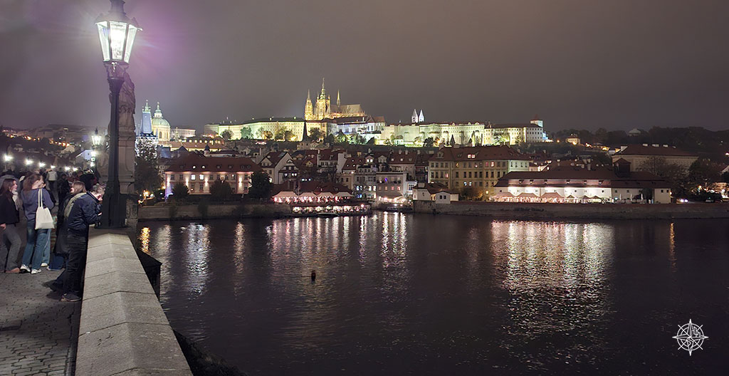 Jesienna Praga z kolorowymi drzewami i zabytkową architekturą
