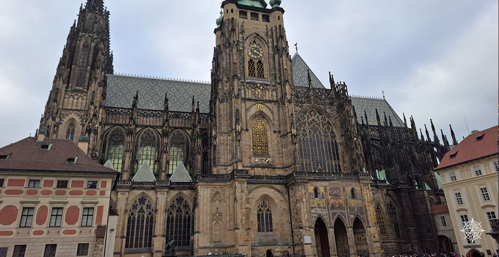 Nastrojowy fragment Pragi z miejską panoramą i zabytkowymi detalami